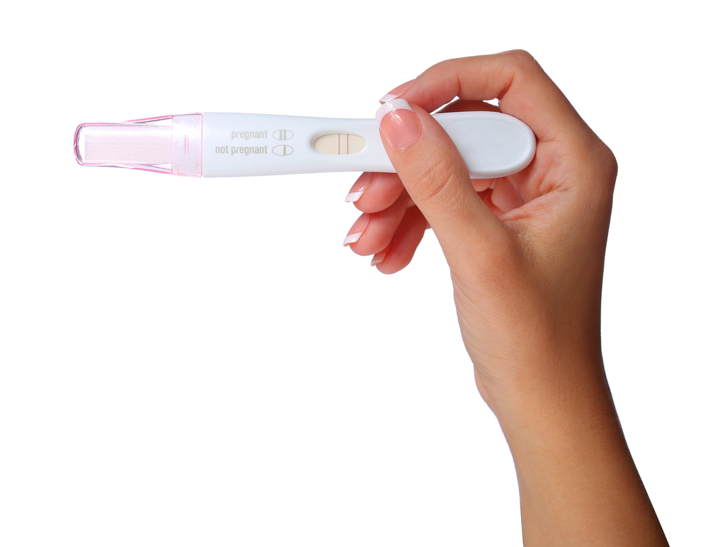 Рука с тестом на беременность. Тестер на беременность. Тест на беременность в руке. Тест юере на беременность. Тест на беременность на белом фоне.